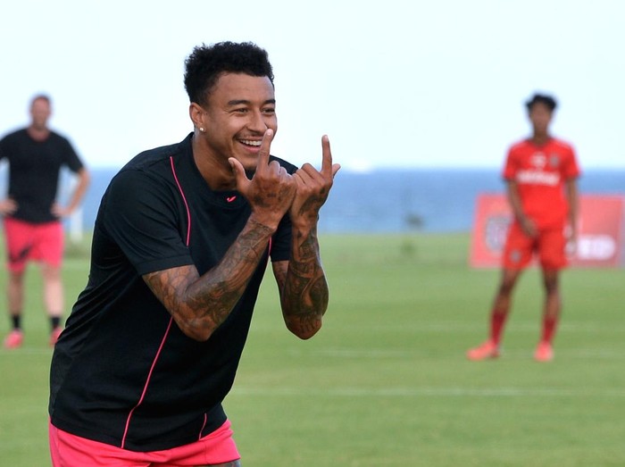 Pesepak bola Inggris Jesse Lingard berlari di lapangan Training Center (TC) Bali United, Gianyar, Bali, Senin (12/6/2023). Pada kunjungannya, mantan pemain Manchester United dan Nottingham Forest tersebut melihat langsung fasilitas-fasilitas di pusat pelatihan yang dimiliki Bali United serta berbagi pengalaman dan motivasi kepada para pemain muda di Bali. ANTARA FOTO/Fikri Yusuf/rwa.