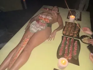 Kanye West Sajikan Sushi di Atas Tubuh Wanita Bugil, Panen Hujatan