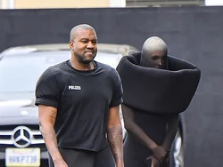 Gaya Baru Kanye West: Telanjang Kaki dan Dandani Istri Pakai Baju Nude
