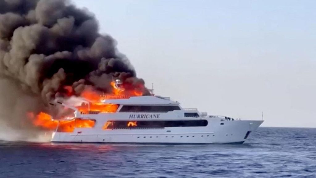 Kapal Pesiar di Mesir Terbakar, 3 Turis Inggris Hilang Kapal Pesiar di Mesir Terbakar, 3 Turis Inggris Hilang