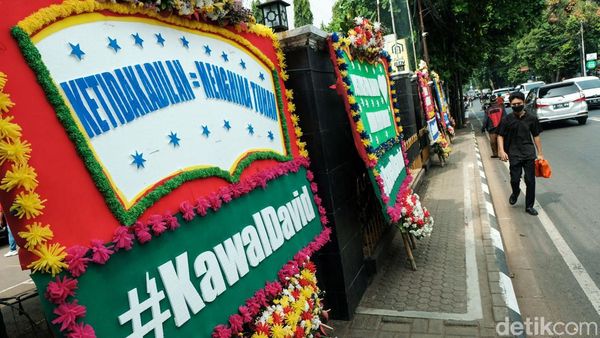Karangan Bunga Kawal David Berjejer, Sentil Mario Dandy Penguasa Jaksel