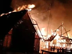 Kebakaran Ludeskan 4 Warung di Pantai Plengsengan Ancol Banyuwangi