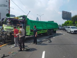 Kronologi Kecelakaan Beruntun di Tol Tomang, Sopir-Kernet Truk Terjepit