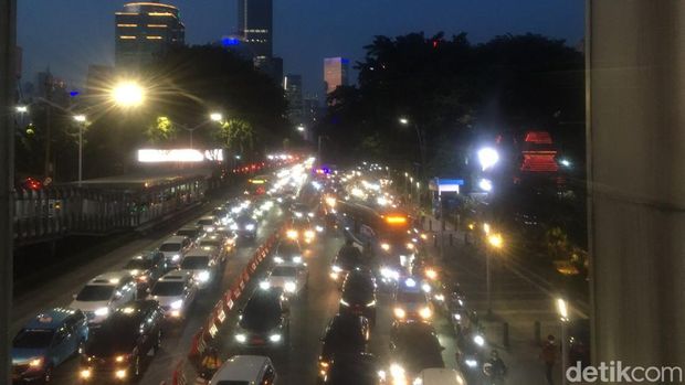 Kemacetan lalu lintas (lalin) terjadi di Jalan Jenderal Sudirman, Jakarta pada jam pulang kerja. Kemacetan disebabkan padatnya volume kendaraan pada ruas jalan. (M Fariz AT/detikcom)