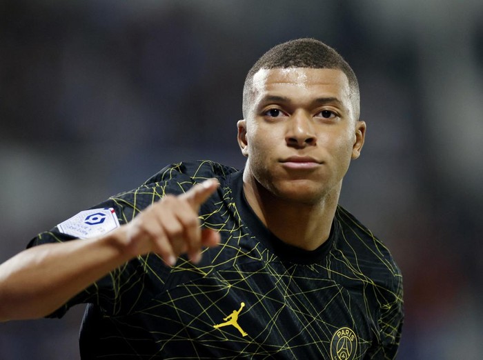 Soccer Football - Ligue 1 - Auxerre v Paris St Germain - Stade de lAbbe-Deschamps, Auxerre, France - May 21, 2023 Paris St Germains Kylian Mbappe celebrates scoring a goal before it is disallowed following a referral to VAR REUTERS/Stephanie Lecocq