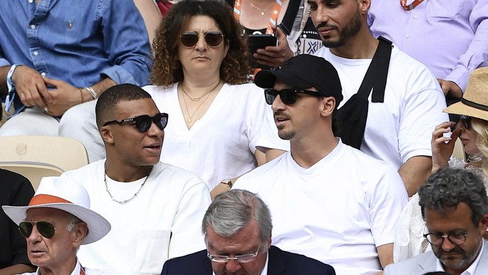 Kylian Mbappe, Zlatan Ibrahimovic French football player Kylian Mbappe, left, and Swedish football player Zlatan Ibrahimovic wait for the start of the final match of the French Open tennis tournament between Serbia's Novak Djokovic and Norway's Casper Ruud at the Roland Garros stadium in Paris, Sunday, June 11, 2023. (AP Photo/Aurelien Morissard)
