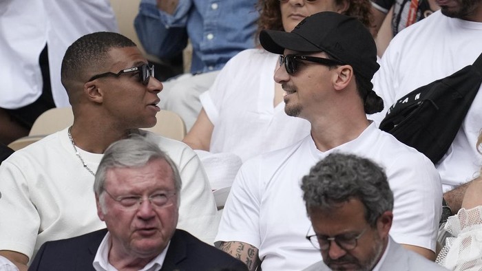 Kylian Mbappe, Zlatan Ibrahimovic Soccer players Kylian Mbappe, center left, and Zlatan Ibrahimovic, center right, wait for the start of the men's singles final match of the French Open tennis tournament between Serbia's Novak Djokovic and Norway's Casper Ruud at the Roland Garros stadium in Paris, Sunday, June 11, 2023. (AP Photo/Christophe Ena)