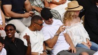 Momen Mbappe dan Zlatan duduk bersebelahan ini hadir ketika mereka mennonton final tenis French Open 2023 di Roland Garros pada akhir pekan. Foto: REUTERS/KAI PFAFFENBACH  