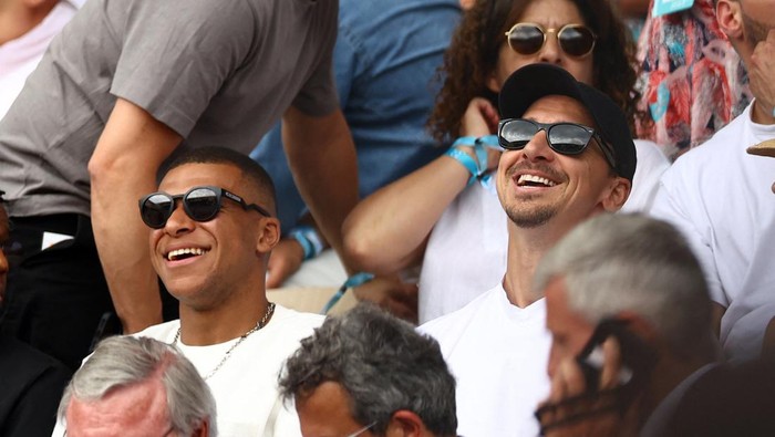 Tennis - French Open - Roland Garros, Paris, France - June 11, 2023 Paris St Germain's Kylian Mbappe and former footballer Zlatan Ibrahimovic are pictured in the stands during the men's singles final between Serbia's Novak Djokovic and Norway's Casper Ruud REUTERS/Lisi Niesner