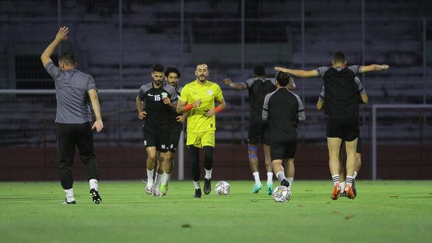 Sejumlah pesepak bola Timnas Palestina melakukan pemanasan saat latihan perdana di Stadion Gelora 10 November, Surabaya, Jawa Timur, Minggu (11/6/2023). Latihan tersebut dalam rangka persiapan jelang FIFA Matchday melawan Timnas Indonesia pada Rabu (14/6/2023). ANTARA FOTO/Moch Asim/nz