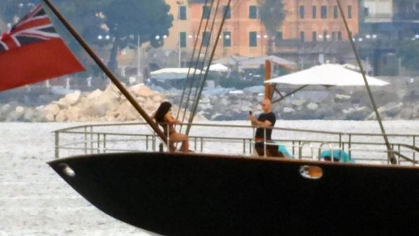 7 Potret Manusia Terkaya di Dunia Rela Jadi Tukang Foto Pacar yang Berbikini