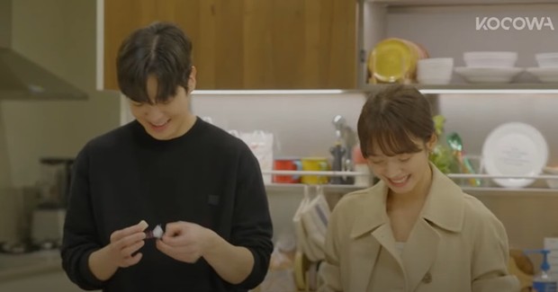 Love line antara Han Gyeo Re dan Kim Ji Young/Foto: YouTube/KOCOWA TV Love line antara Han Gyeo Re dan Kim Ji Young/Foto: YouTube/KOCOWA TV