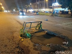 Duh! Lubang Menganga di Tengah Jalan Selamat Ketaren Bahayakan Pengendara