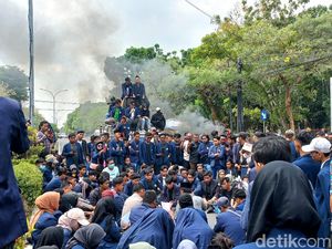Kampus Trunojoyo Sering Kemalingan Motor, Mahasiswa Demo Polres Bangkalan