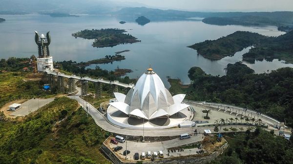 Mengagumi Indahnya Masjid Bunga Teratai di Sumedang