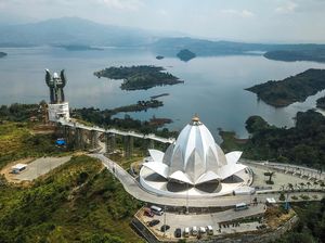 Mengagumi Indahnya Masjid Bunga Teratai di Sumedang Mengagumi Indahnya Masjid Bunga Teratai di Sumedang