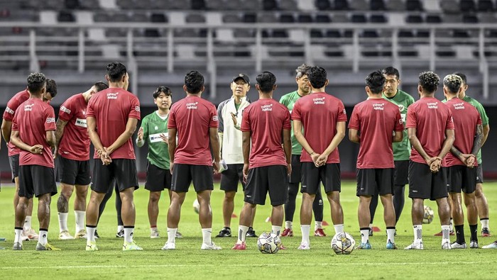 Melihat Latihan Timnas Indonesia Jelang Lawan Palestina Pemain Timnas sepak bola Indonesia melakukan sesi latihan jelang pertandingan sepak bola persahabatan (FIFA Matchday) antara Timnas Indonesia melawan tim sepak bola Palestina di Stadion Gelora Bung Tomo, Surabaya, Jawa Timur, Selasa (13/6/2023). Timnas Indonesia akan melakukan pertandingan FIFA Matchday melawan tim sepak bola Palestina di Gelora Bung Tomo, Surabaya, Rabu (14/6/2023). ANTARA FOTO/Muhammad Adimaja/foc.