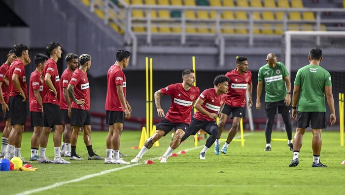 Pemain Timnas sepak bola Indonesia melakukan sesi latihan jelang pertandingan sepak bola persahabatan (FIFA Matchday) antara Timnas Indonesia melawan tim sepak bola Palestina di Stadion Gelora Bung Tomo, Surabaya, Jawa Timur, Selasa (13/6/2023). Timnas Indonesia akan melakukan pertandingan FIFA Matchday melawan tim sepak bola Palestina di Gelora Bung Tomo, Surabaya, Rabu (14/6/2023). ANTARA FOTO/Muhammad Adimaja/foc.