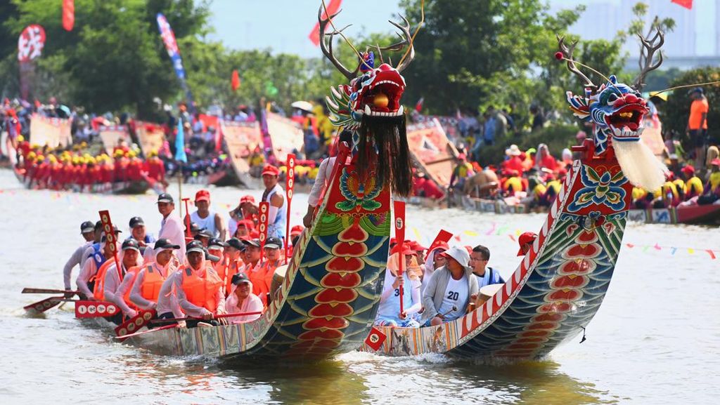 Meriahnya Balap Perahu Naga di China Meriahnya Balap Perahu Naga di China