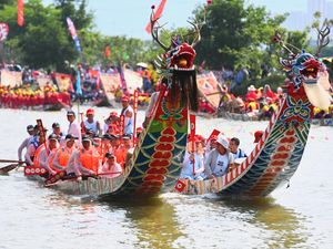 Meriahnya Balap Perahu Naga di China