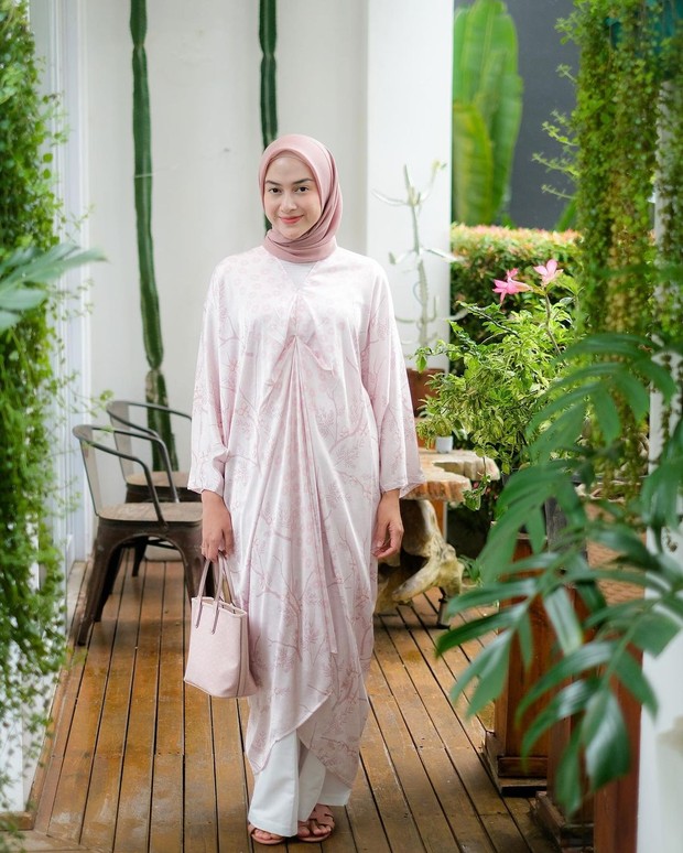Outfit Idul Adha / Foto : instagram.com/ninazatulini22 Outfit Idul Adha / Foto : instagram.com/ninazatulini22