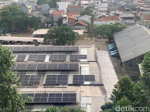 Penampakan PLTS di Atap Kantor Pusat Blue Bird Penampakan PLTS di Atap Kantor Pusat Blue Bird