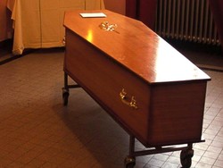 Sudah Dinyatakan Meninggal, Lansia Hidup Lagi Ketuk-ketuk Peti Mati