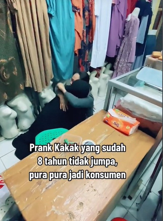 Pertemuan dengan sang kakak/Foto: tiktok.com/fitrinaia Pertemuan dengan sang kakak