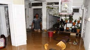 Pipa Air Meledak, Rumah Warga di India Ini Jadi Kolam Renang Dadakan