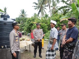 Krisis Air, Polres Klungkung Guyur 2.400 Liter Air untuk 90 KK