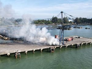 Potret Konveyor Batu Bara yang Terbakar di Pelabuhan Jetty Meulaboh Aceh