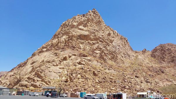 Potret Gunung Magnet, Wisata Favoritnya Jemaah Umroh dan Haji