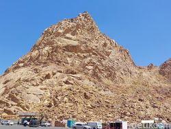 Potret Gunung Magnet, Wisata Favoritnya Jemaah Umroh dan Haji