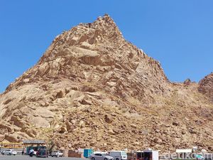 Potret Gunung Magnet, Wisata Favoritnya Jemaah Umroh dan Haji Potret Gunung Magnet, Wisata Favoritnya Jemaah Umroh dan Haji
