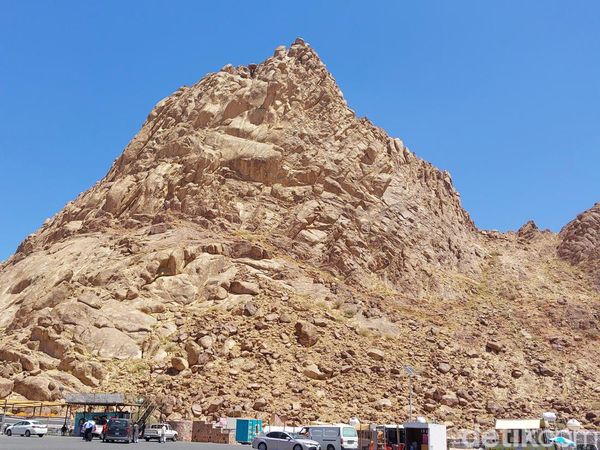 Potret Gunung Magnet, Wisata Favoritnya Jemaah Umroh dan Haji
