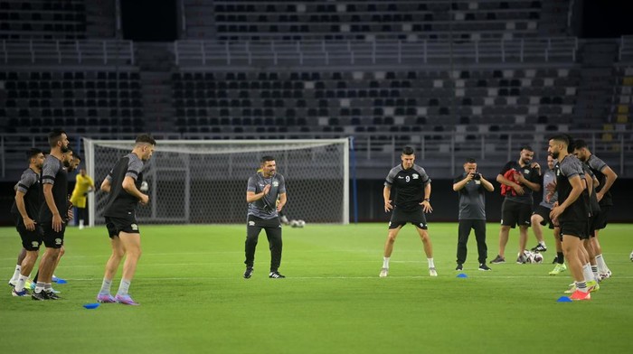 Potret Latihan Timnas Palestina Jelang FIFA Matchday Lawan Indonesia Sejumlah pesepak bola Timnas Palestina melakukan pemanasan saat latihan di Stadion Gelora Bung Tomo, Surabaya, Jawa Timur, Selasa (13/6/2023). Latihan tersebut dalam rangka persiapan jelang FIFA Matchday melawan Timnas Indonesia pada Rabu (14/6). ANTARA FOTO/Zabur Karuru/foc.