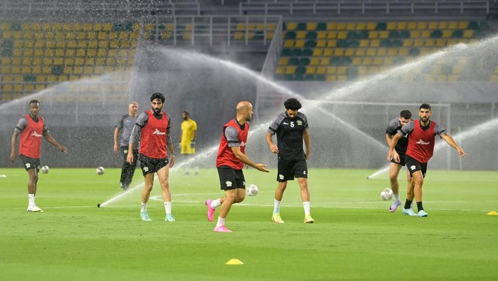 Potret Latihan Timnas Palestina Jelang FIFA Matchday Lawan Indonesia Sejumlah pesepak bola Timnas Palestina melakukan pemanasan saat latihan di Stadion Gelora Bung Tomo, Surabaya, Jawa Timur, Selasa (13/6/2023). Latihan tersebut dalam rangka persiapan jelang FIFA Matchday melawan Timnas Indonesia pada Rabu (14/6). ANTARA FOTO/Zabur Karuru/foc.