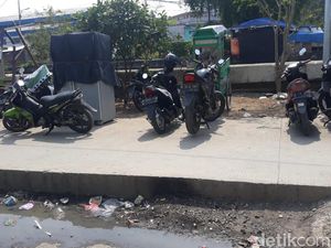 Mangkrak Bertahun-tahun, Proyek Jalan Era Ahok Jadi Parkiran-Tumpukan Sampah