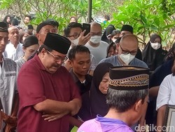 Tangis Rano Karno Pecah di Pemakaman Koh Ahong