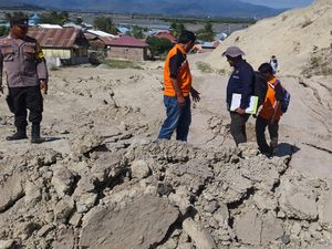 PVMBG Ungkap Penyebab Fenomena Tanah Bergeser Rusak 5 Rumah Warga Bima PVMBG Ungkap Penyebab Fenomena Tanah Bergeser Rusak 5 Rumah Warga Bima