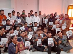 Romo Syafii Bagi-bagi Buku Paradoks Indonesia Karya Prabowo ke Kader HMI