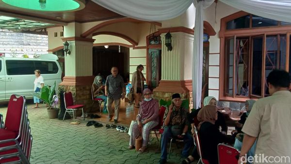 Suasana Duka di Rumah Salman Al Farisi, Pemeran Ahong