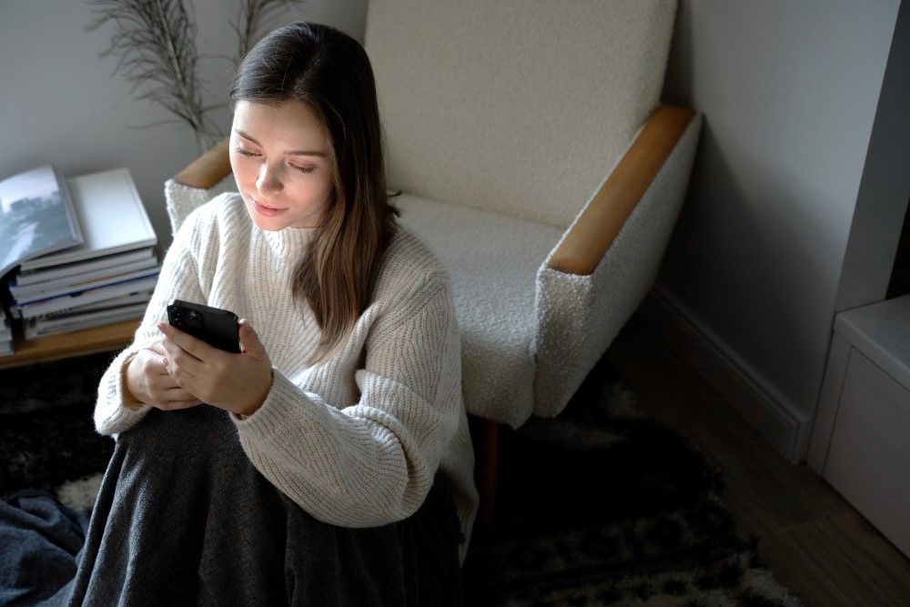 Kecanduan media sosial juga berdampak terhadap psikologis seseorang, yakni rentan mengalami self esteem rendah.