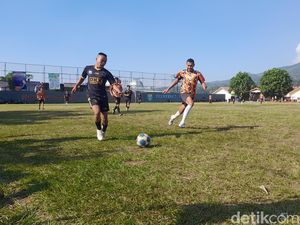 Senjakala Sepakbola Tarkam di Haurngombong Sumedang