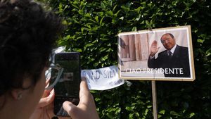 Eks PM Italia Silvio Berlusconi Meninggal, Karangan Bunga Hiasi Rumah Duka