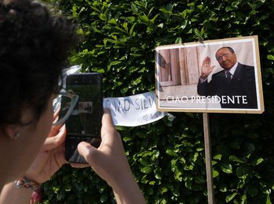 Eks PM Italia Silvio Berlusconi Meninggal, Karangan Bunga Hiasi Rumah Duka