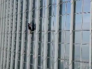 Aksi Spider-Man Asal Inggris Panjat Gedung 123 Lantai di Korea Selatan Aksi Spider-Man Asal Inggris Panjat Gedung 123 Lantai di Korea Selatan