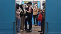 Suasana Stasiun KRL Saat Penumpang Sudah Bebas Masker