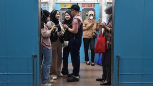 Suasana Stasiun KRL Saat Penumpang Sudah Bebas Masker