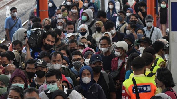 Penumpang KRL Commuter Line antre di peron untuk menaiki eskalator di Stasiun Bekasi, Jawa Barat, Senin (12/6/2023). Menurut keputusan Surat Edaran (SE) Kementerian Perhubungan nomor 17 Tahun 2023 tentang Protokol Kesehatan pelaku perjalanan orang dengan transportasi kereta api pada 12 Juni 2023, penumpang diperbolehkan tidak menggunakan masker apabila dalam keadaan sehat serta tidak berisiko tertular atau menularkan COVID-19 dan KAI Commuter selaku operator KRL Commuter Line menghimbau seluruh penumpang untuk tetap melakukan vaksinasi COVID-19. ANTARA FOTO/ Fakhri Hermansyah/rwa.